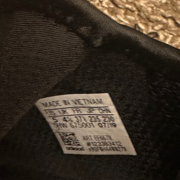 Adidas NMD r1 size 5men/6.5 women - Picture 5 of 6